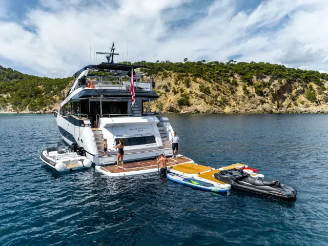 BLUE INFINITY ONE | Sunseeker 95  — 35 / 75