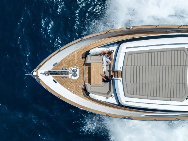 BLUE INFINITY ONE | Sunseeker 95  — 25 / 75