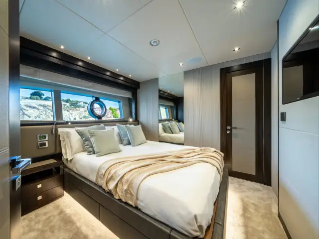 BLUE INFINITY ONE | Sunseeker 95  — 69 / 75