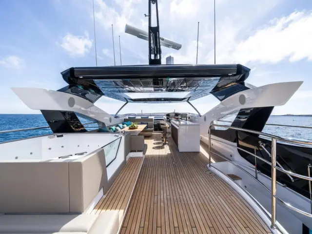 HIGH ENERGY | Sunseeker 95  — 40 / 77