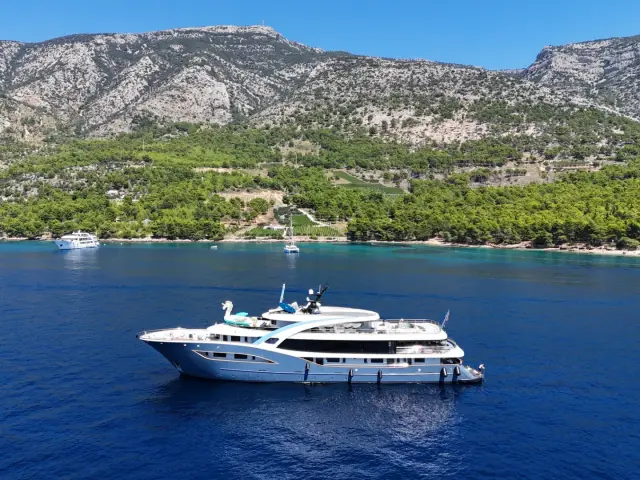 BELLA | Custom 47M — 9 / 59