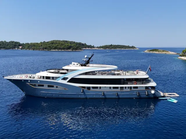 BELLA | Custom 47M — 2 / 59