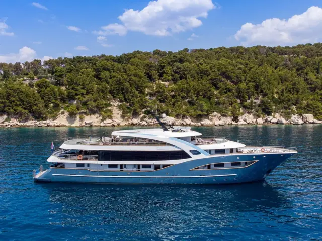 BELLA | Custom 47M — 3 / 59