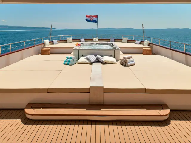 OHANA | Custom 49M — 24 / 70
