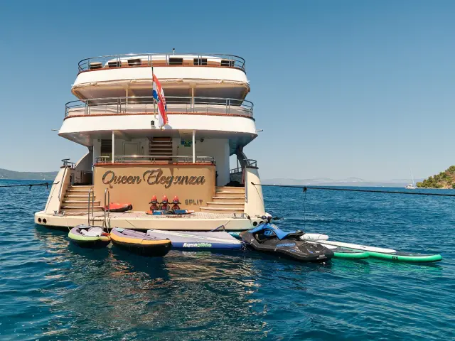 QUEEN ELEGANZA | Custom 49M — 11 / 64