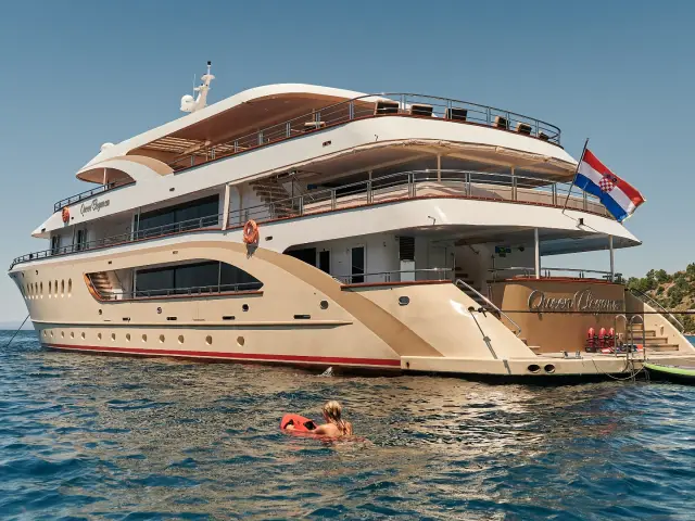 QUEEN ELEGANZA | Custom 49M — 37 / 64