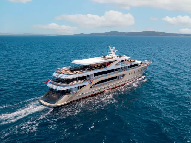 QUEEN ELEGANZA | Custom 49M — 2 / 64