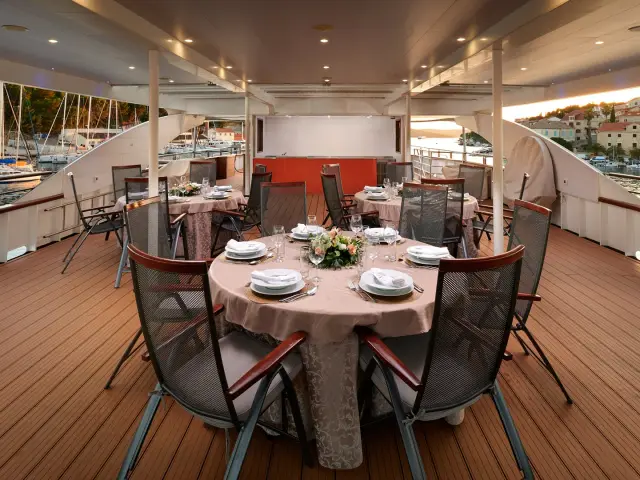 QUEEN ELEGANZA | Custom 49M — 23 / 64
