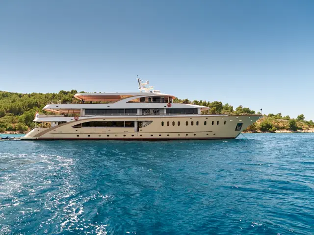 QUEEN ELEGANZA | Custom 49M — 9 / 64