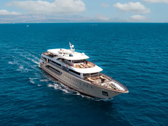 QUEEN ELEGANZA | Custom 49M — 3 / 64