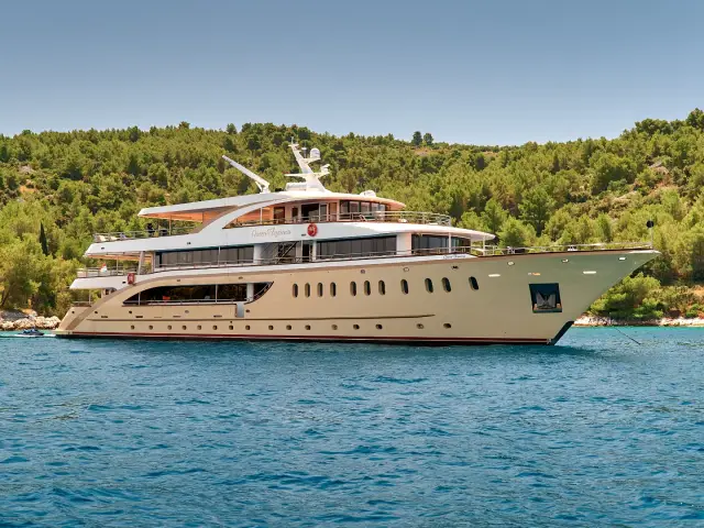 QUEEN ELEGANZA | Custom 49M — 7 / 64