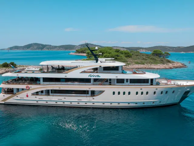 RIVA | Custom 48M — 1 / 52