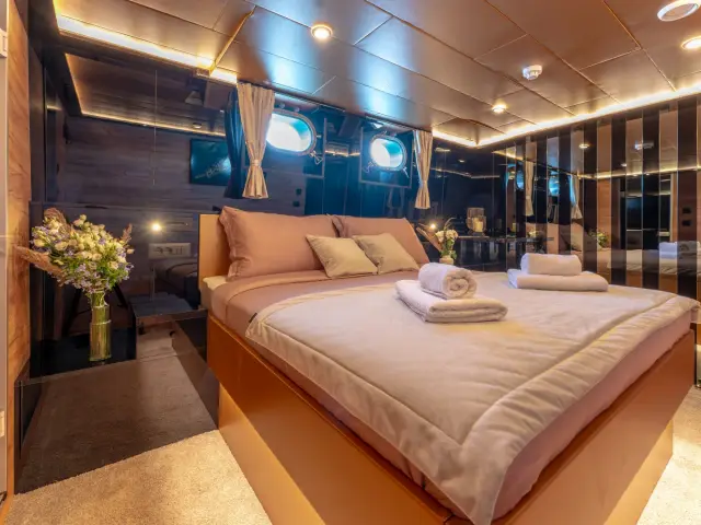SANTA CLARA | Custom 27M — 32 / 46