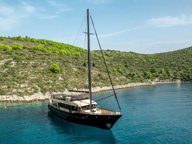 SANTA CLARA | Custom 27M — 3 / 46