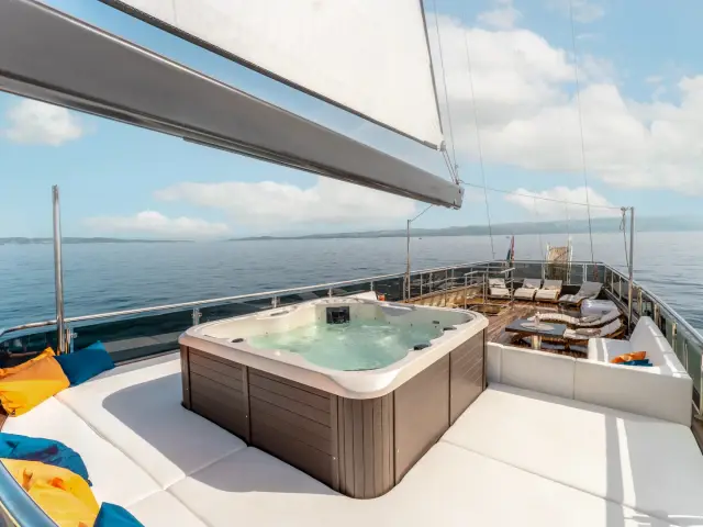SANTA CLARA | Custom 27M — 15 / 46