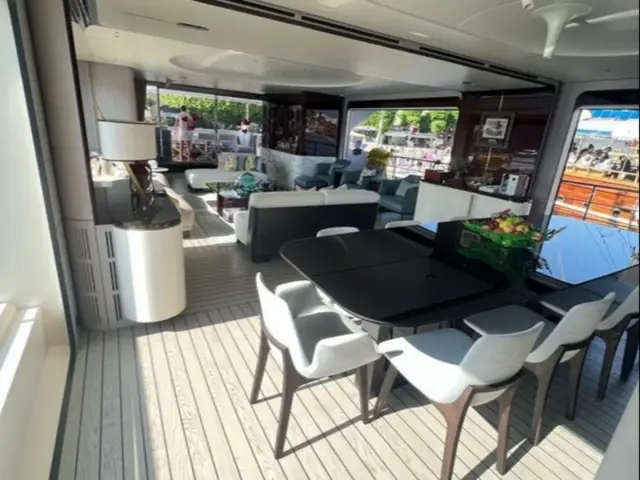 LOVE T | Azimut Grande 35  — 44 / 61