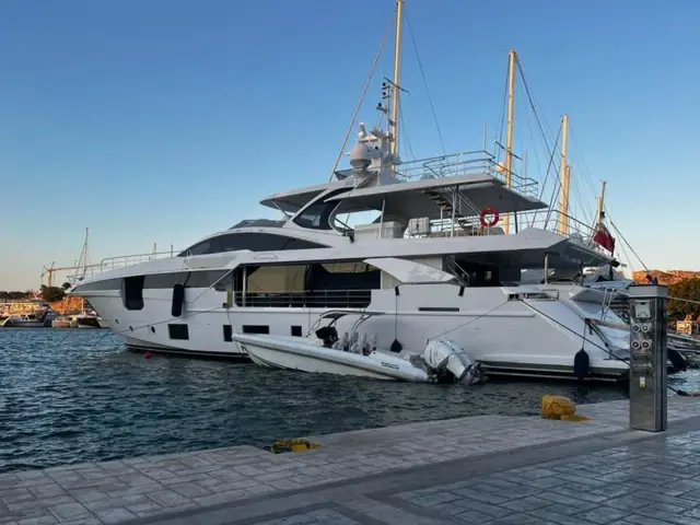 LOVE T | Azimut Grande 35  — 11 / 61