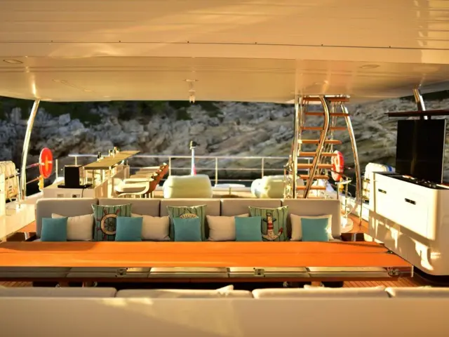 LOVE T | Azimut Grande 35  — 37 / 61
