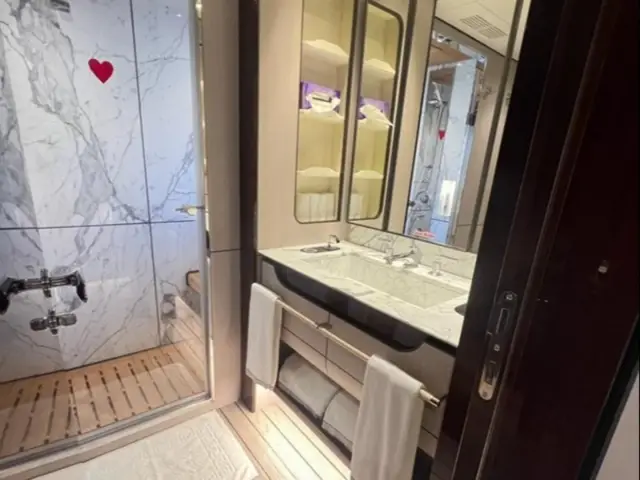 LOVE T | Azimut Grande 35  — 49 / 61