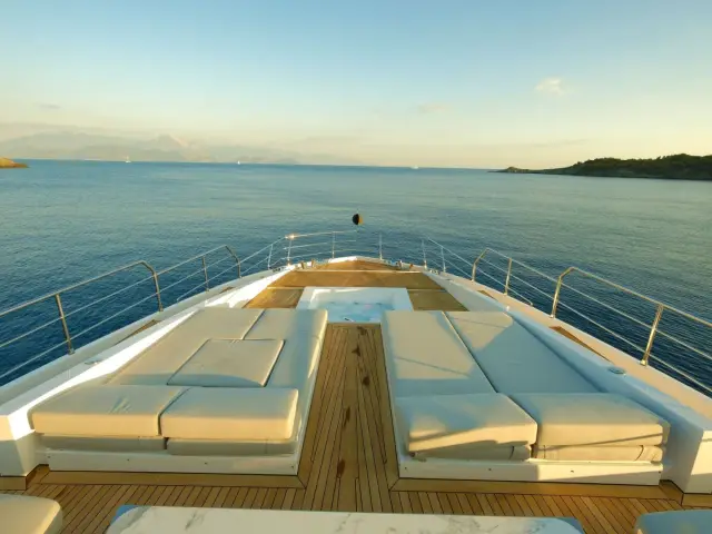 LOVE T | Azimut Grande 35  — 22 / 61