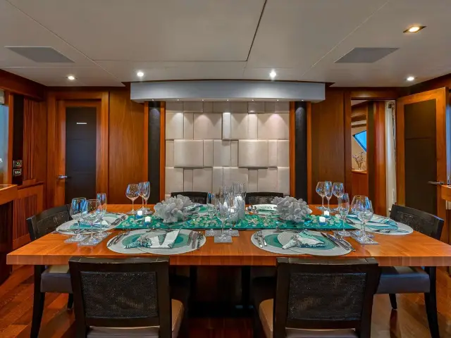EMRYS | Sunseeker 98 — 16 / 22