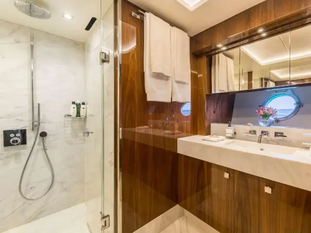 SEAWATER II | Sunseeker 86 — 33 / 39