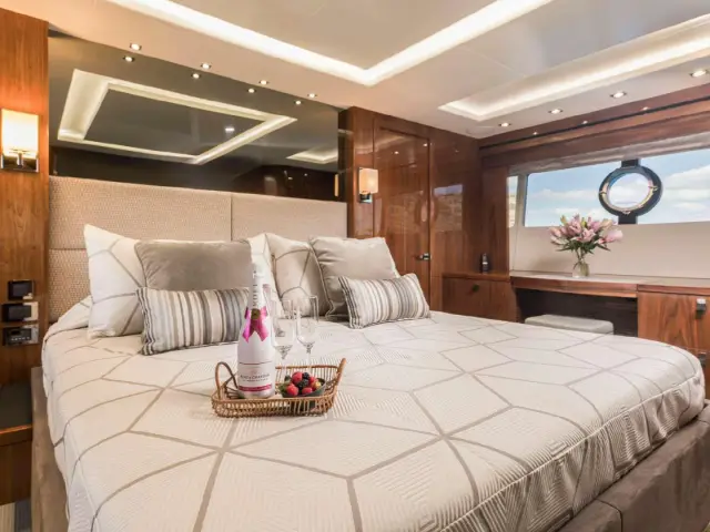 SEAWATER II | Sunseeker 86 — 24 / 39