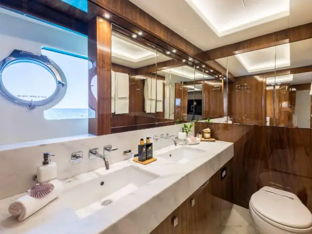 SEAWATER II | Sunseeker 86 — 28 / 39
