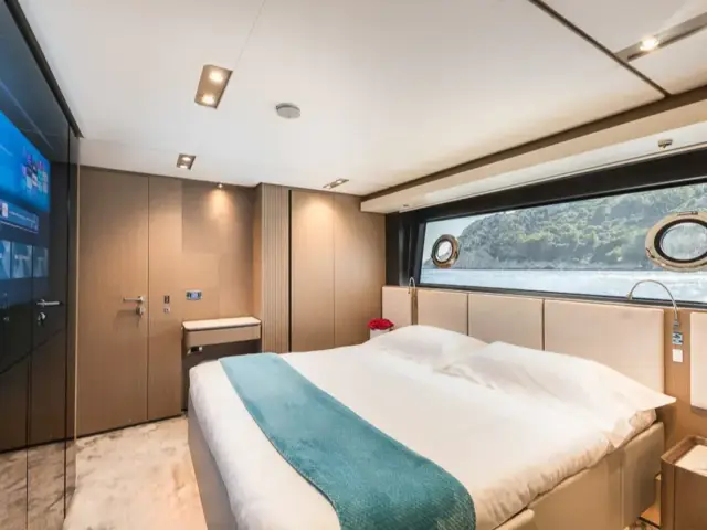NAILU + | Ferretti 1000 — 29 / 34