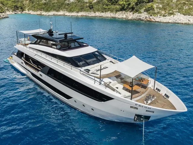 NAILU + | Ferretti 1000 — 1 / 34