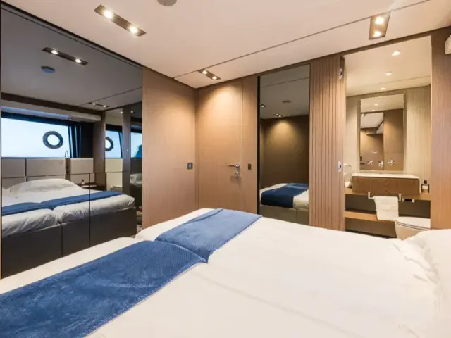 NAILU + | Ferretti 1000 — 33 / 34