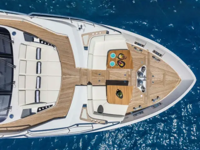 NAILU + | Ferretti 1000 — 25 / 34