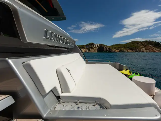 LEMON NOT LIME | Riva Corsaro 102 — 13 / 27