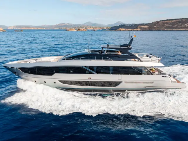 LEMON NOT LIME | Riva Corsaro 102 — 1 / 27