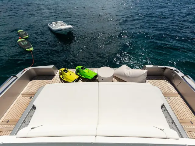 LEMON NOT LIME | Riva Corsaro 102 — 16 / 27