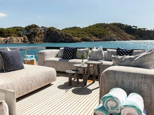 LEMON NOT LIME | Riva Corsaro 102 — 19 / 27