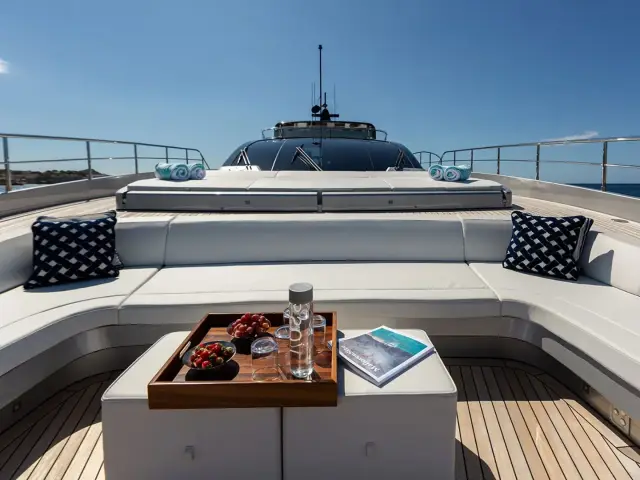 LEMON NOT LIME | Riva Corsaro 102 — 18 / 27