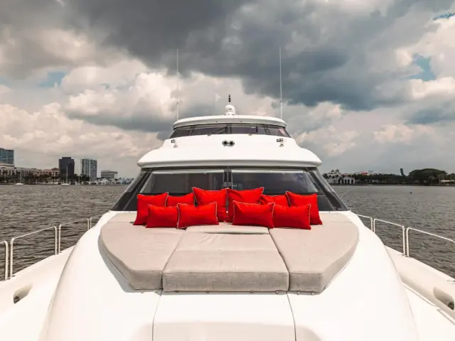 INDY | Hatteras 85 — 7 / 32