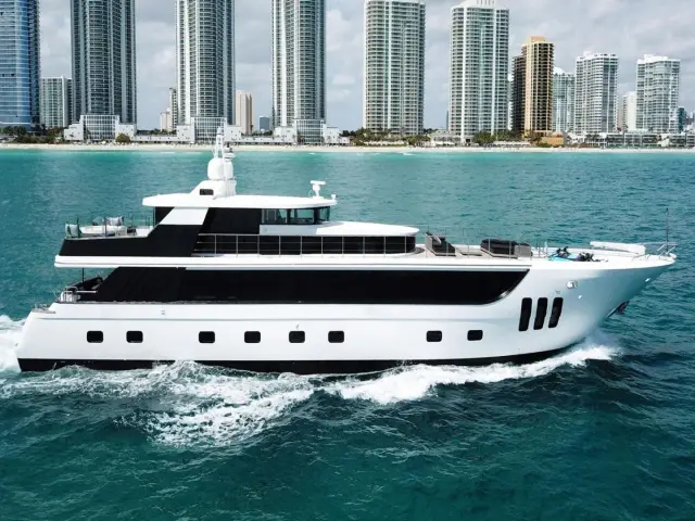 PRIVILEGE | Custom Line 112' — 3 / 26