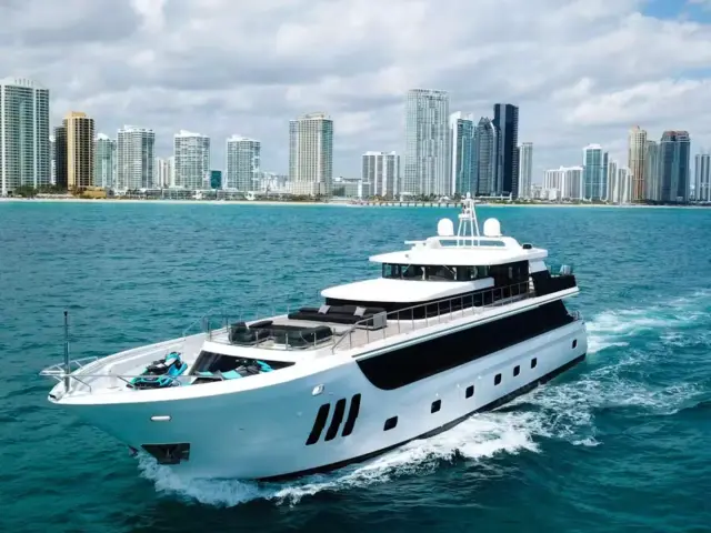 PRIVILEGE | Custom Line 112' — 2 / 26