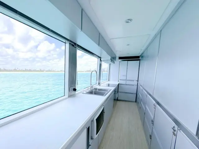 PRIVILEGE | Custom Line 112' — 16 / 26
