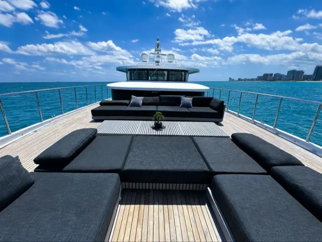 PRIVILEGE | Custom Line 112' — 8 / 26