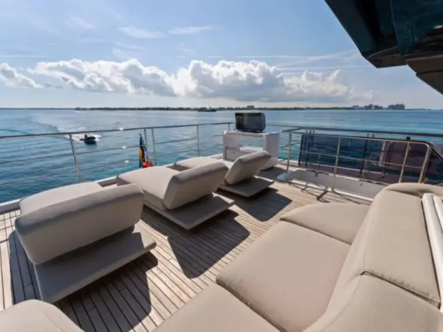 COMPASS | Azimut 88 — 63 / 64