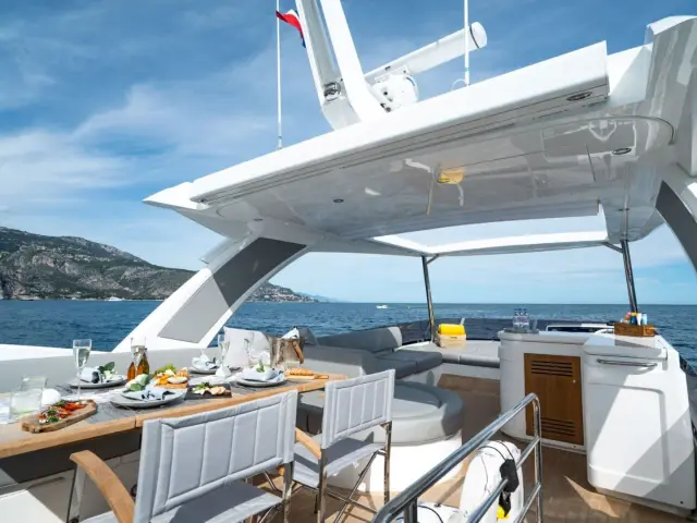 MY Lanonno | Sunseeker Manhattan 66 — 11 / 30