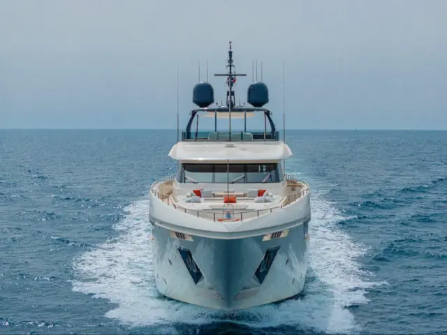 DIANA II | Custom Line Navetta 33 — 15 / 61