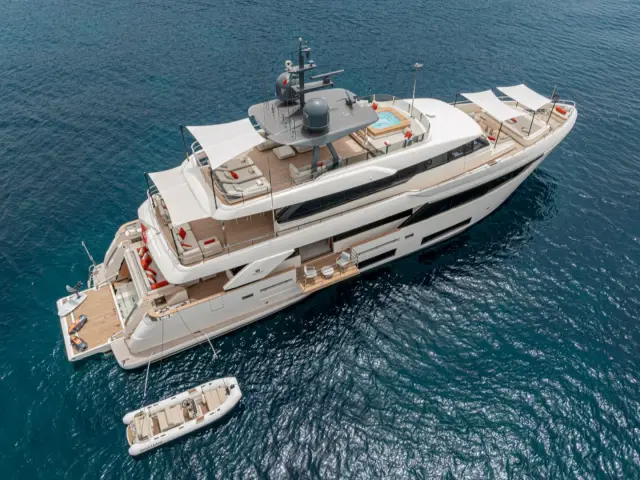 DIANA II | Custom Line Navetta 33 — 3 / 61