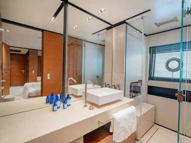 DIANA II | Custom Line Navetta 33 — 40 / 61