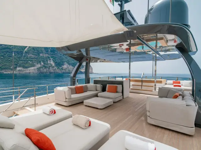 DIANA II | Custom Line Navetta 33 — 60 / 61