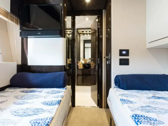 HIGH MAINTENANCE | Azimut 77S — 14 / 14