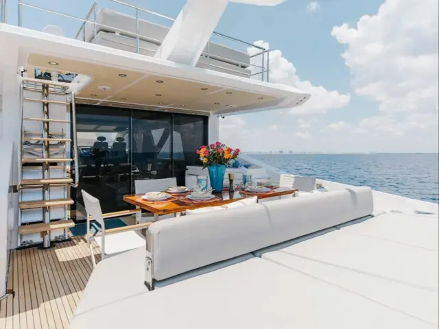 HIGH MAINTENANCE | Azimut 77S — 7 / 14